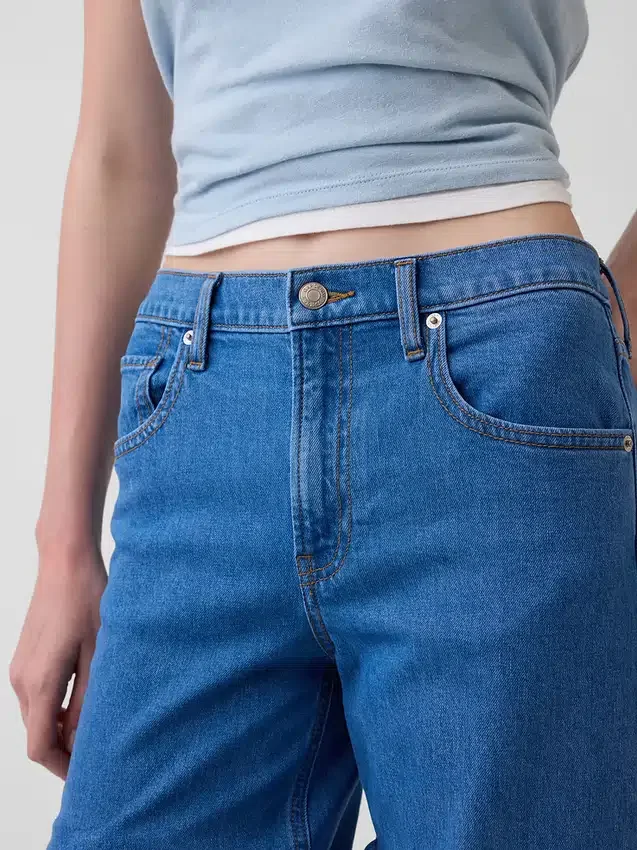 Laaggetailleerde, loszittende Jeans in jaren ’90-stijl