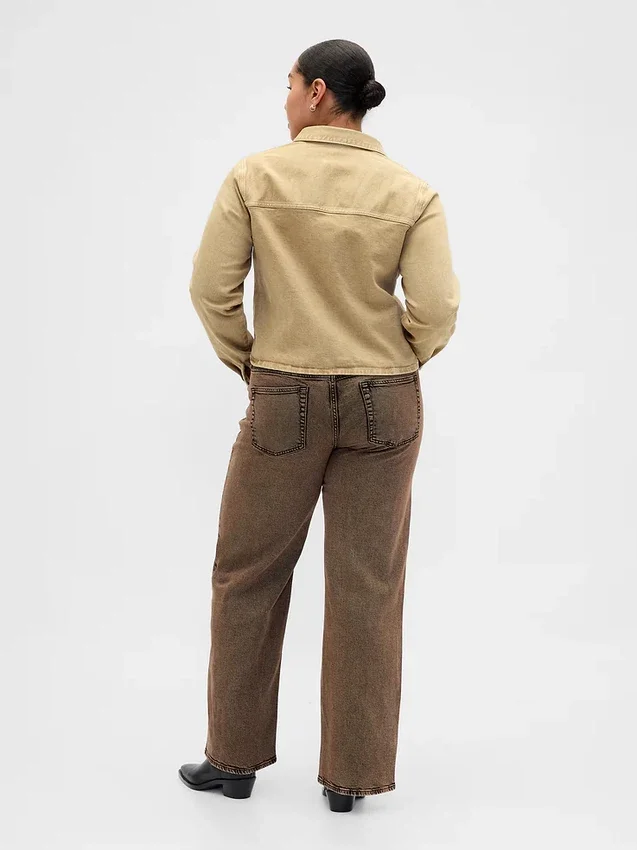 Laaggetailleerde, loszittende Jeans in jaren ’90-stijl