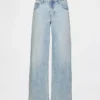 Laaggetailleerde, loszittende Jeans in jaren ’90-stijl