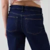 Laaggetailleerde, loszittende Jeans in jaren ’90-stijl