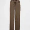 Laaggetailleerde, loszittende Jeans in jaren ’90-stijl