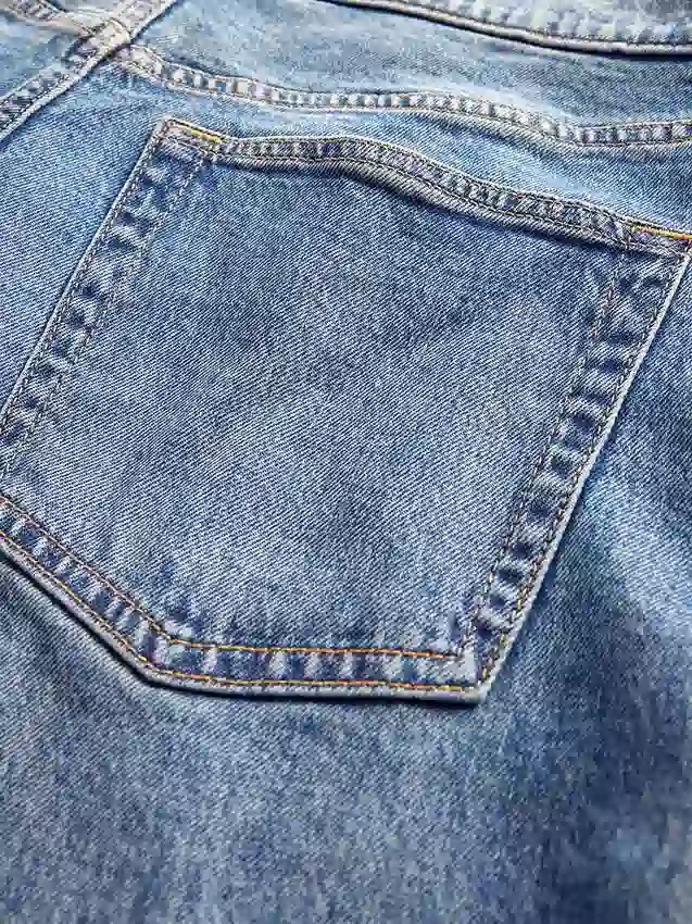 Laaggetailleerde, loszittende Jeans in jaren ’90-stijl