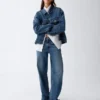 Laaggetailleerde, loszittende Jeans in jaren ’90-stijl