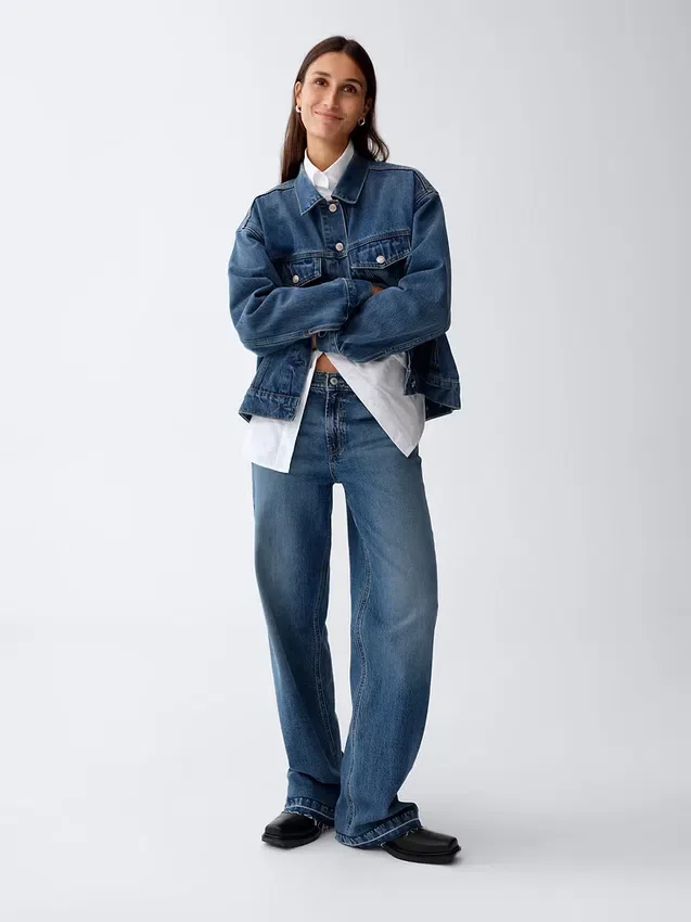 Laaggetailleerde, loszittende Jeans in jaren ’90-stijl