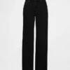 Laaggetailleerde, loszittende Jeans in jaren ’90-stijl