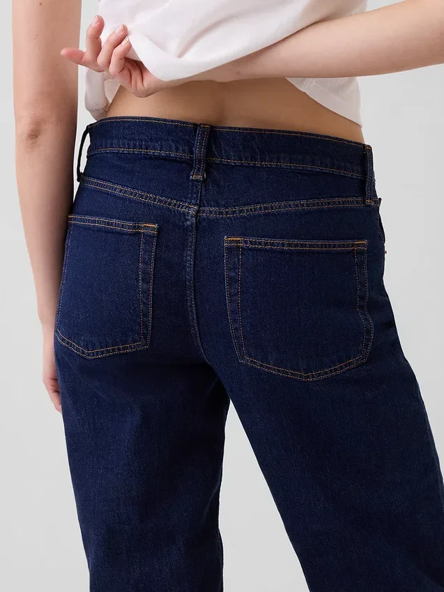 Laaggetailleerde, loszittende Jeans in jaren ’90-stijl
