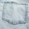 Laaggetailleerde, loszittende Jeans in jaren ’90-stijl