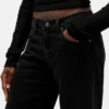 Laaggetailleerde, loszittende Jeans in jaren ’90-stijl