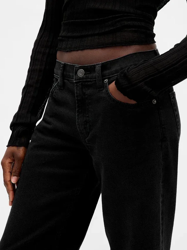 Laaggetailleerde, loszittende Jeans in jaren ’90-stijl
