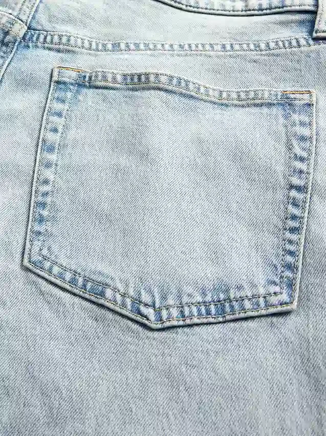 Laaggetailleerde, loszittende Jeans in jaren ’90-stijl
