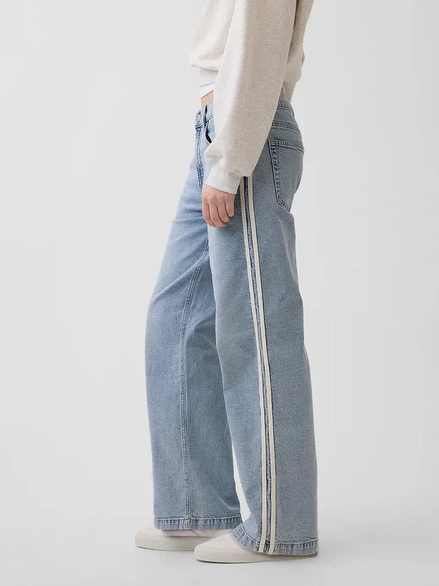 Laaggetailleerde, loszittende Jeans met zijstrepen in jaren '90-stijl