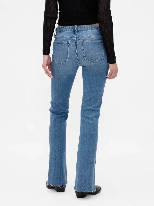 Lage taille, lange en slanke Jeans met gespleten zoom