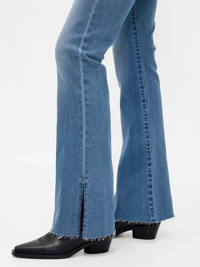 Lage taille, lange en slanke Jeans met gespleten zoom