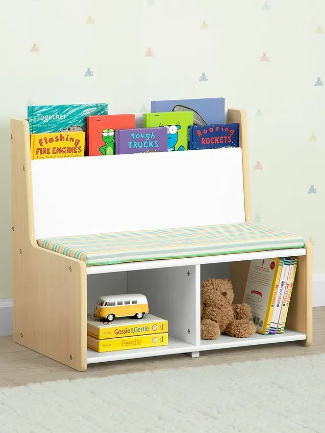 Leeshoekje voor peuters met beklede bank