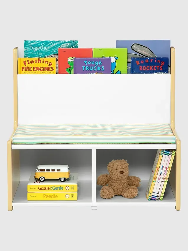 Leeshoekje voor peuters met beklede bank