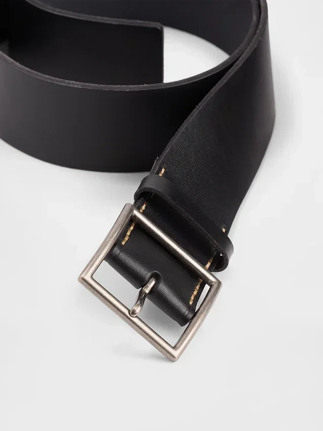 Leren riem met vierkante gesp