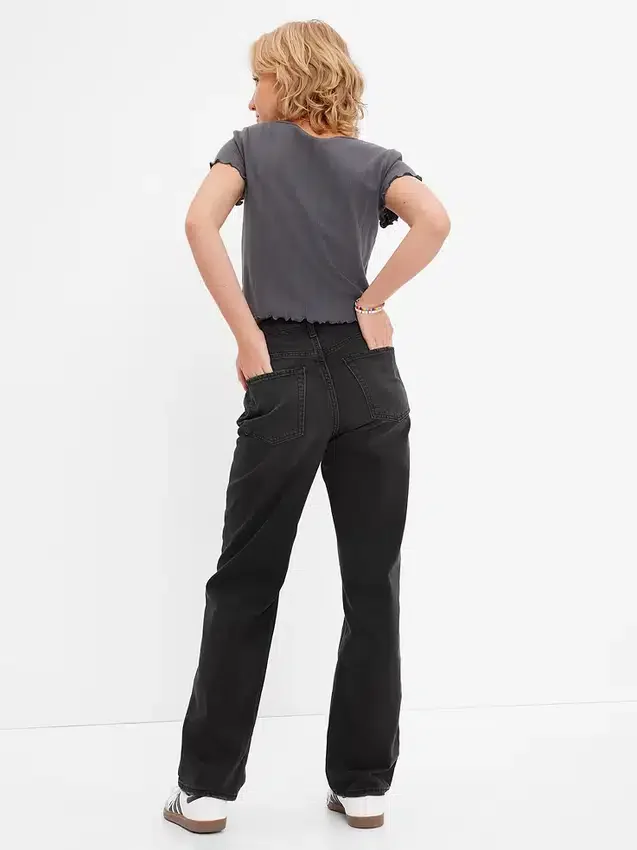 Loszittende jeans in jaren '90-stijl