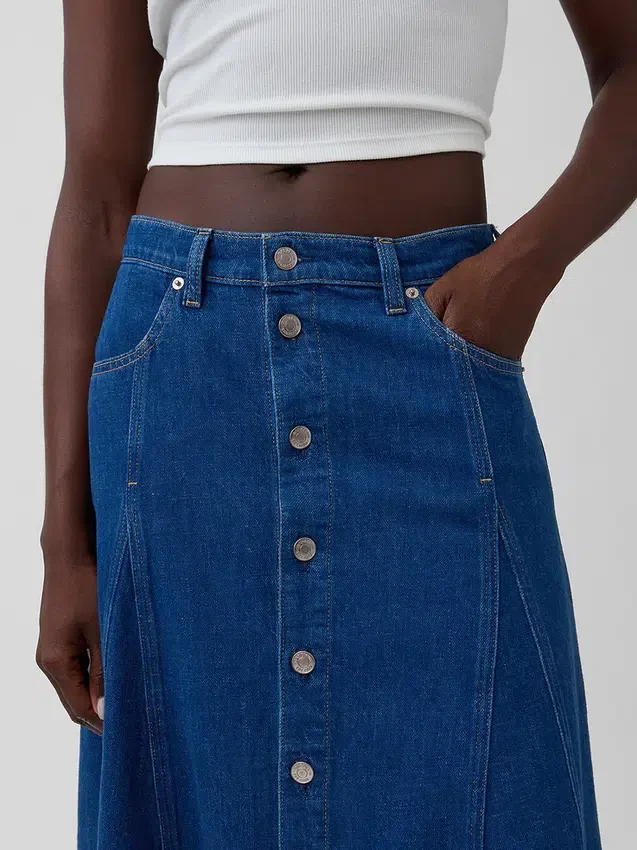 Maxirok van denim met naden en knoopsluiting aan de voorkant