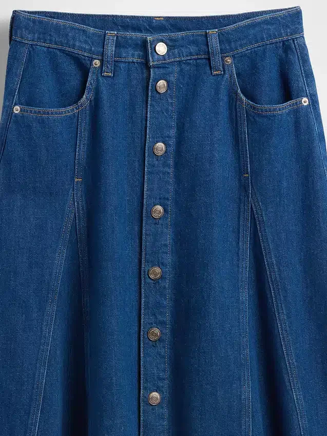 Maxirok van denim met naden en knoopsluiting aan de voorkant