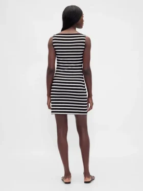 Mini-shiftjurk van gebreid materiaal met boothals