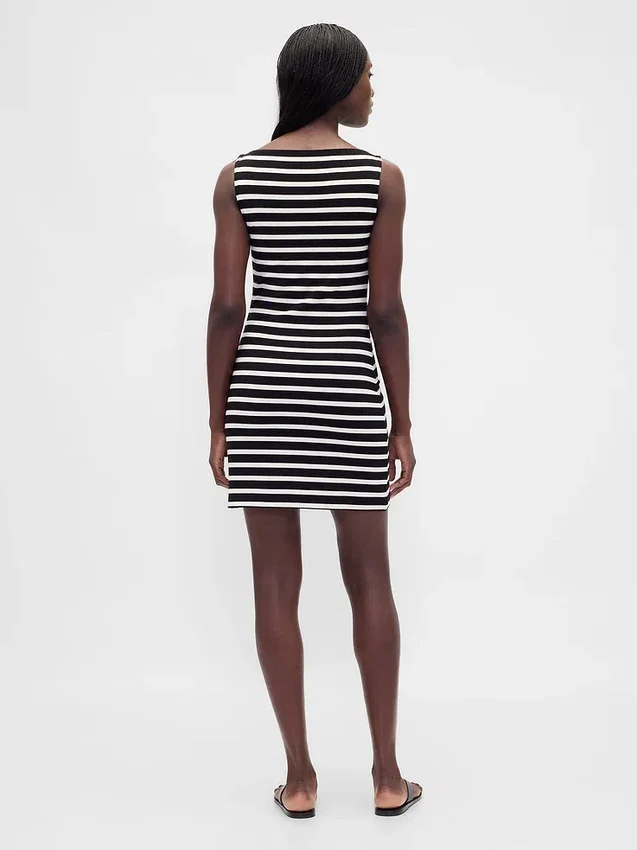 Mini-shiftjurk van gebreid materiaal met boothals