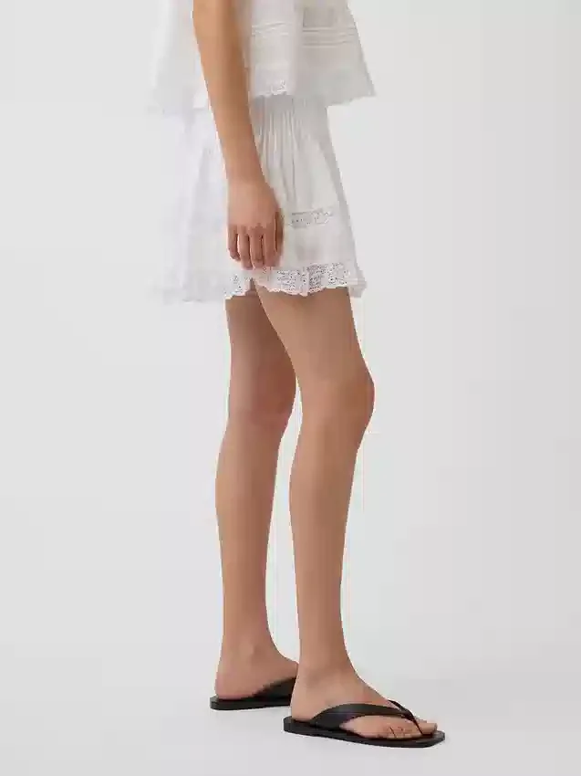 Mini-skort met plooitjes en kanten rand