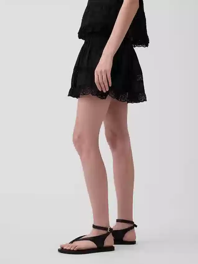 Mini-skort met plooitjes en kanten rand