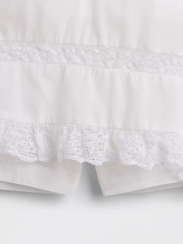 Mini-skort met plooitjes en kanten rand