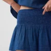 Mini-skort van katoenen gaasdenim met gesmokte taille