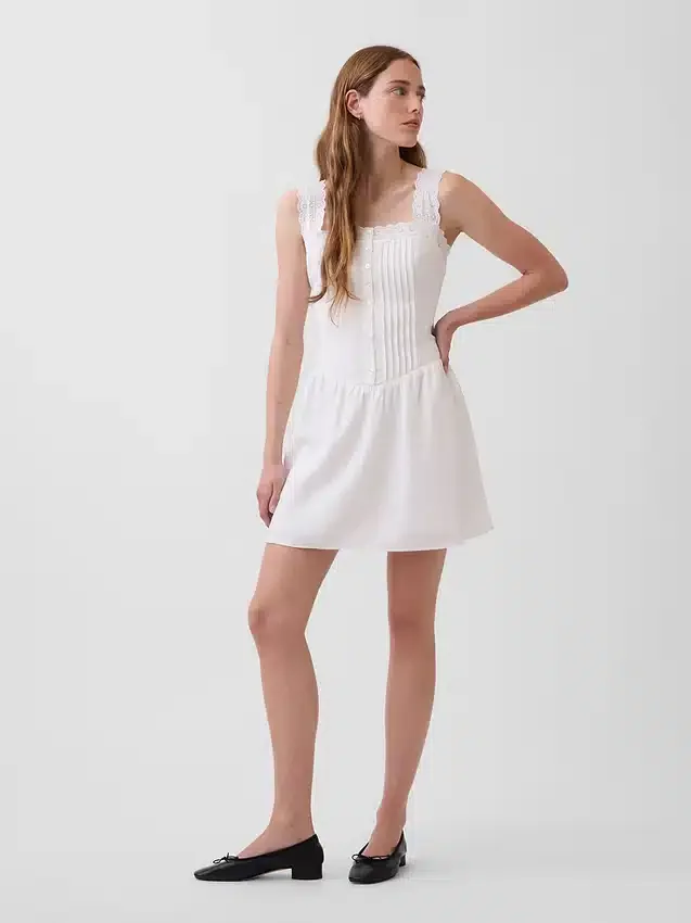 Minijurk met plooitjes en verlaagde taille