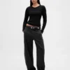 Modern, compact geribd cropped T-shirt