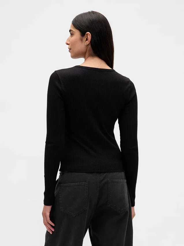 Modern, compact geribd cropped T-shirt