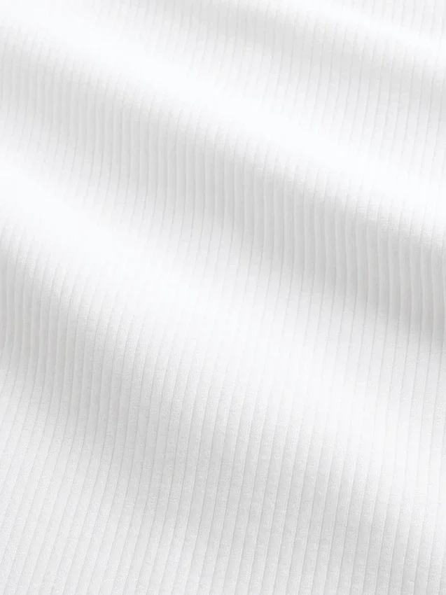 Modern, compact geribd cropped T-shirt