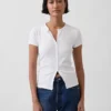 Modern geribbeld T-shirt met knoopsluiting en ronde hals