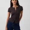Modern geribbeld T-shirt met knoopsluiting en ronde hals