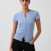 Modern geribbeld T-shirt met knoopsluiting en ronde hals