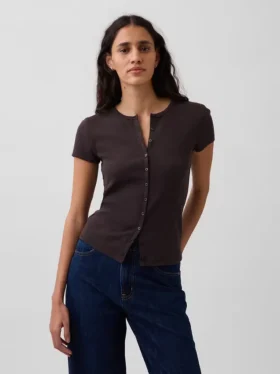 Modern geribbeld T-shirt met knoopsluiting en ronde hals
