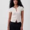Modern geribbeld T-shirt met knoopsluiting en ronde hals