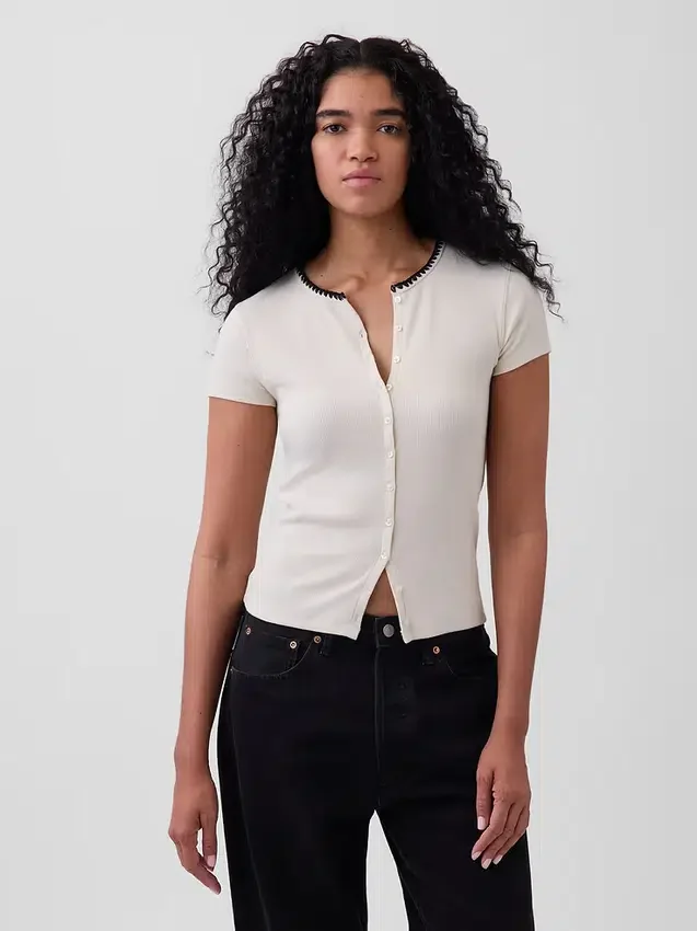 Modern geribbeld T-shirt met knoopsluiting en ronde hals