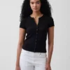 Modern geribbeld T-shirt met knoopsluiting en ronde hals