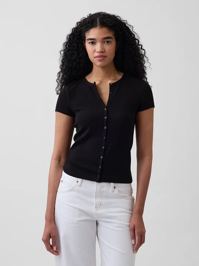 Modern geribbeld T-shirt met knoopsluiting en ronde hals