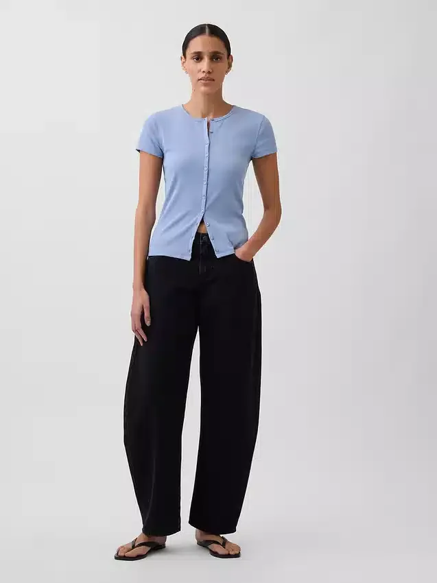 Modern geribbeld T-shirt met knoopsluiting en ronde hals