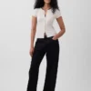 Modern geribbeld T-shirt met knoopsluiting en ronde hals