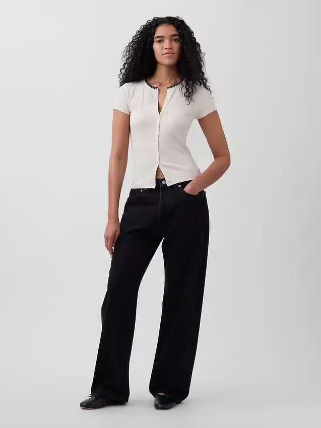 Modern geribbeld T-shirt met knoopsluiting en ronde hals