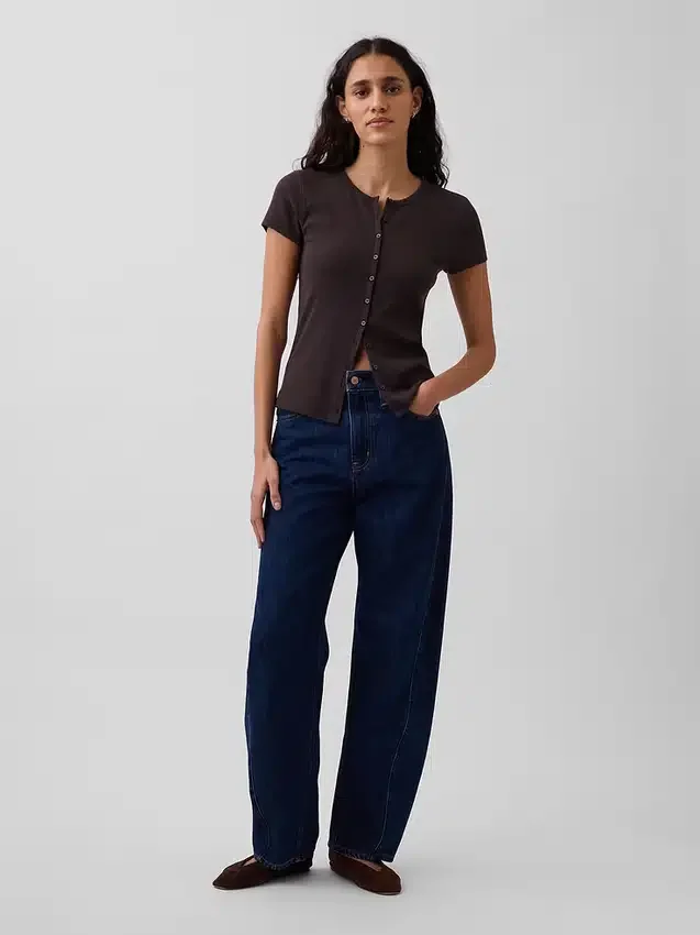 Modern geribbeld T-shirt met knoopsluiting en ronde hals