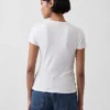 Modern geribbeld T-shirt met knoopsluiting en ronde hals