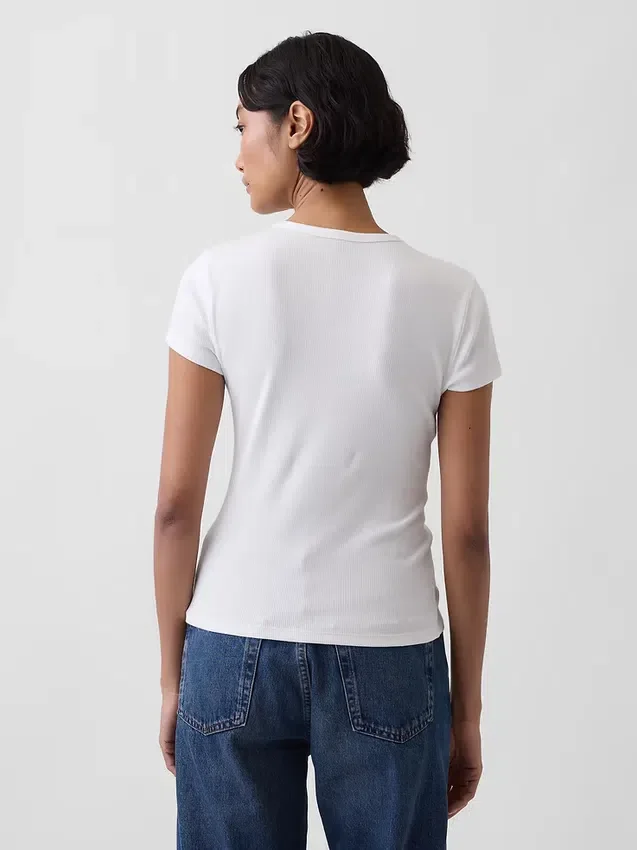 Modern geribbeld T-shirt met knoopsluiting en ronde hals
