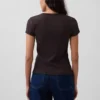 Modern geribbeld T-shirt met knoopsluiting en ronde hals