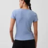 Modern geribbeld T-shirt met knoopsluiting en ronde hals