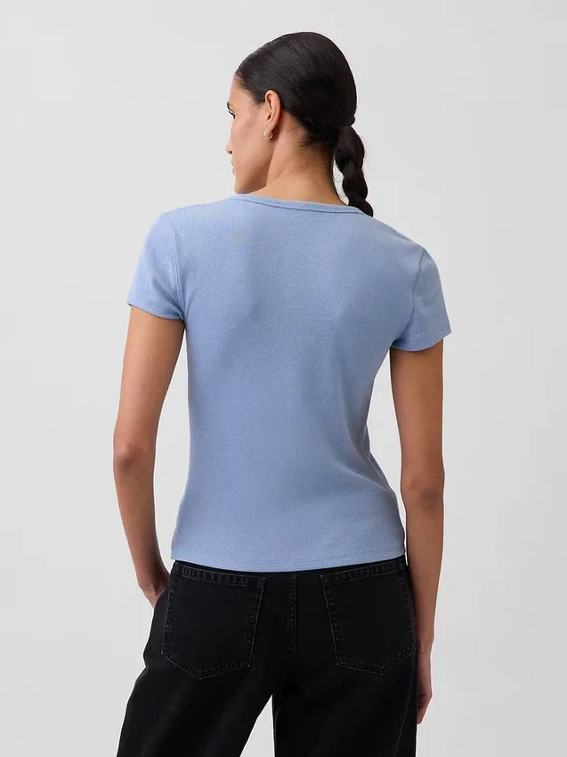 Modern geribbeld T-shirt met knoopsluiting en ronde hals
